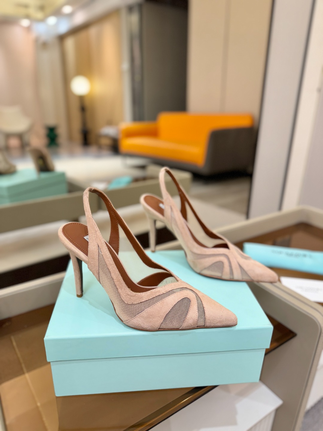 Aquazzura💫把步伐，走成一场即兴创作。当“规则”被解构，优雅便有了更自由的形状。这双💫高跟鞋生来