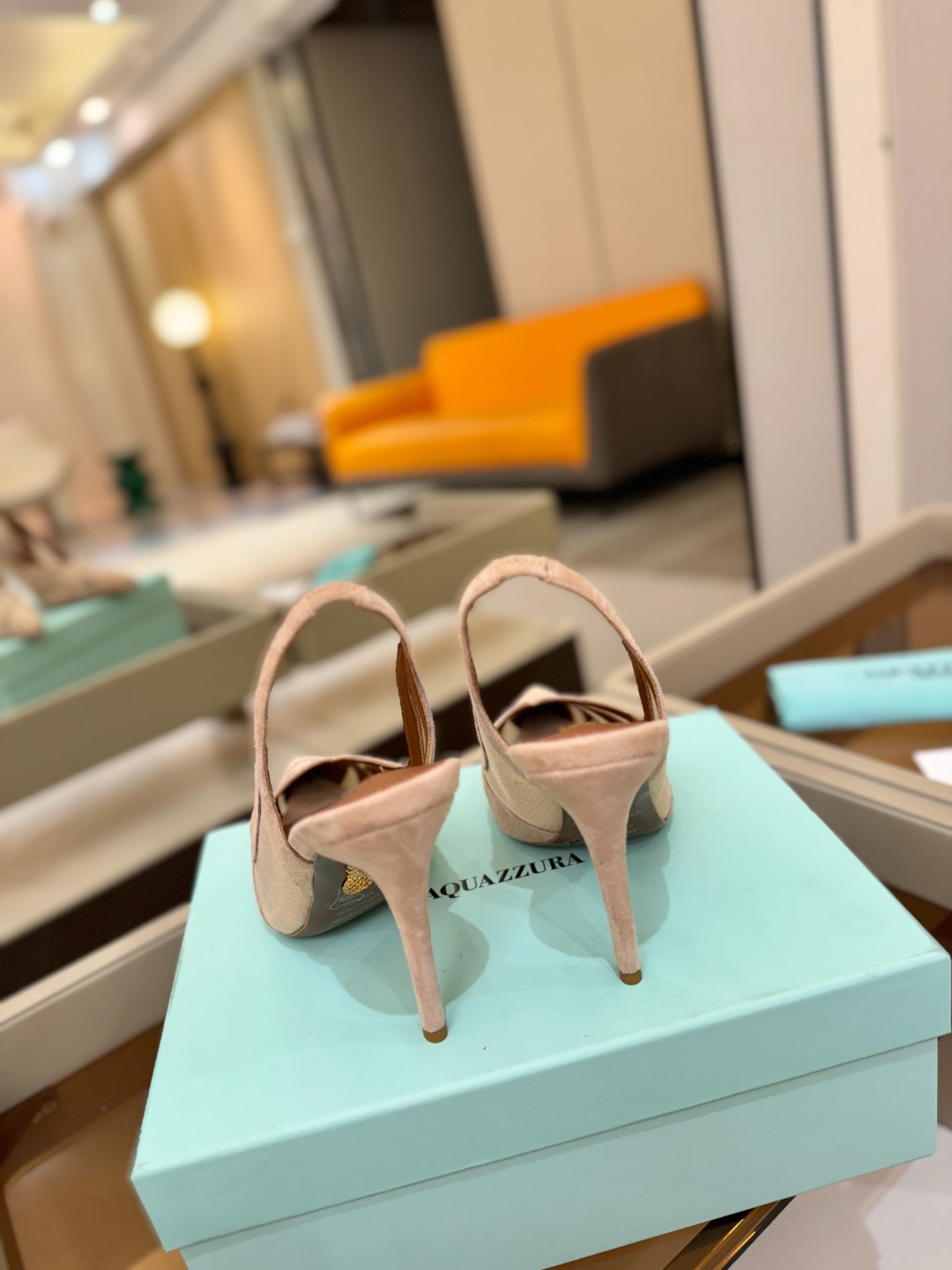 Aquazzura💫把步伐，走成一场即兴创作。当“规则”被解构，优雅便有了更自由的形状。这双💫高跟鞋生来
