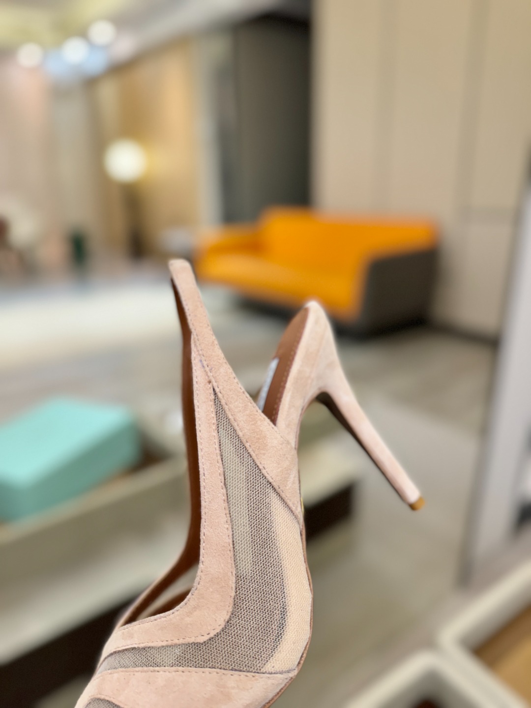Aquazzura💫把步伐，走成一场即兴创作。当“规则”被解构，优雅便有了更自由的形状。这双💫高跟鞋生来
