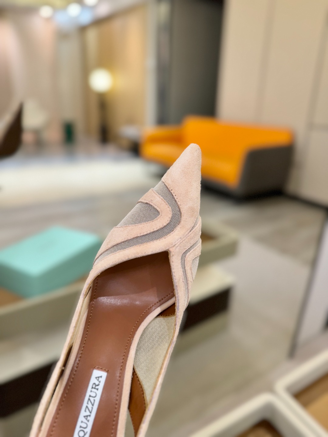 Aquazzura💫把步伐，走成一场即兴创作。当“规则”被解构，优雅便有了更自由的形状。这双💫高跟鞋生来