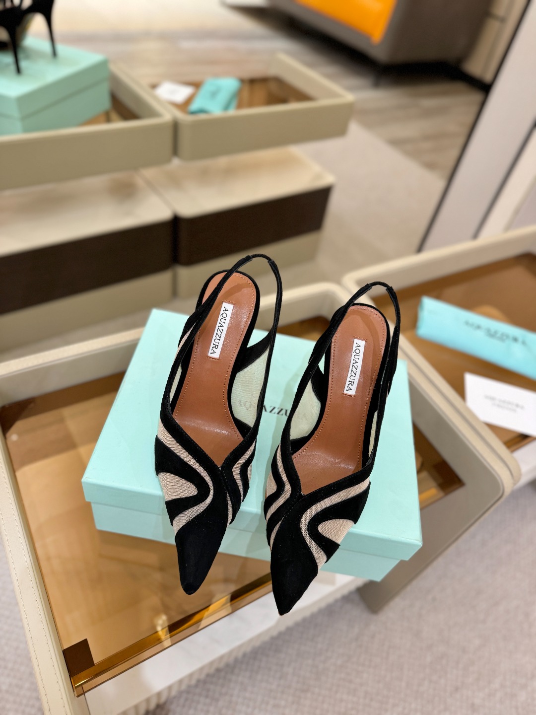 Aquazzura💫把步伐，走成一场即兴创作。当“规则”被解构，优雅便有了更自由的形状。这双💫高跟鞋生来