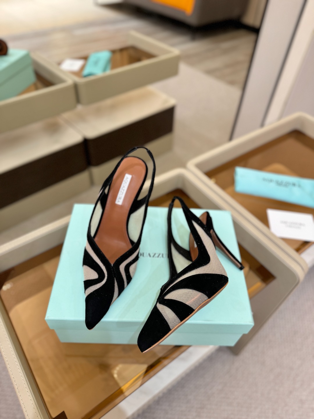Aquazzura💫把步伐，走成一场即兴创作。当“规则”被解构，优雅便有了更自由的形状。这双💫高跟鞋生来