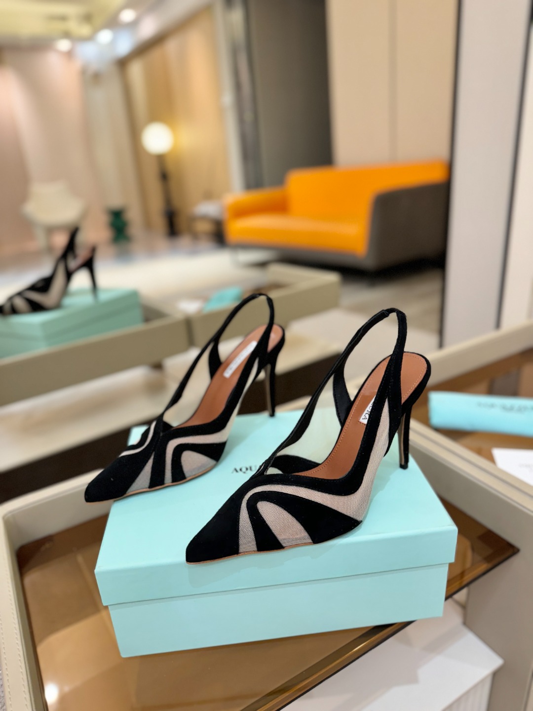 Aquazzura💫把步伐，走成一场即兴创作。当“规则”被解构，优雅便有了更自由的形状。这双💫高跟鞋生来