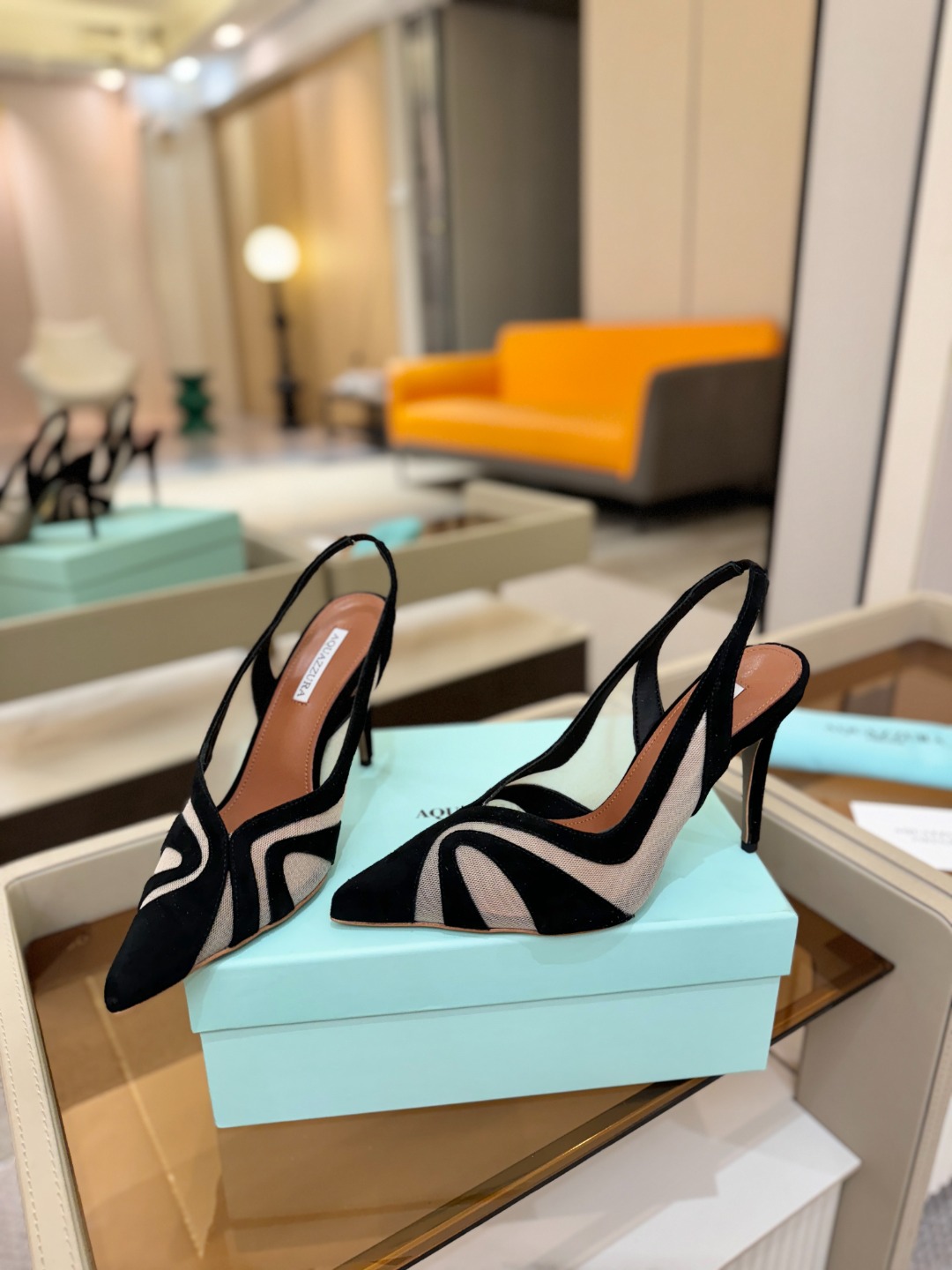 Aquazzura💫把步伐，走成一场即兴创作。当“规则”被解构，优雅便有了更自由的形状。这双💫高跟鞋生来
