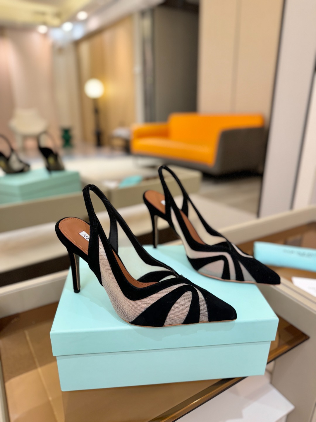 Aquazzura💫把步伐，走成一场即兴创作。当“规则”被解构，优雅便有了更自由的形状。这双💫高跟鞋生来