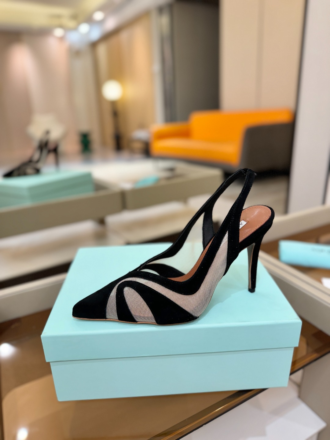 Aquazzura💫把步伐，走成一场即兴创作。当“规则”被解构，优雅便有了更自由的形状。这双💫高跟鞋生来