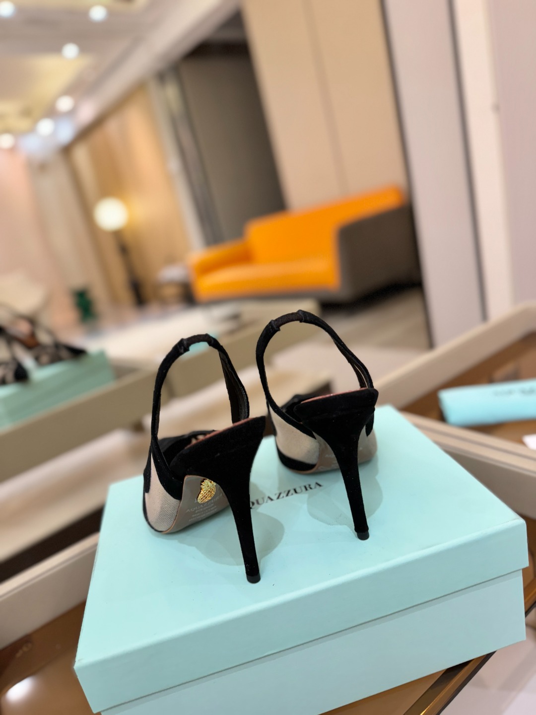 Aquazzura💫把步伐，走成一场即兴创作。当“规则”被解构，优雅便有了更自由的形状。这双💫高跟鞋生来