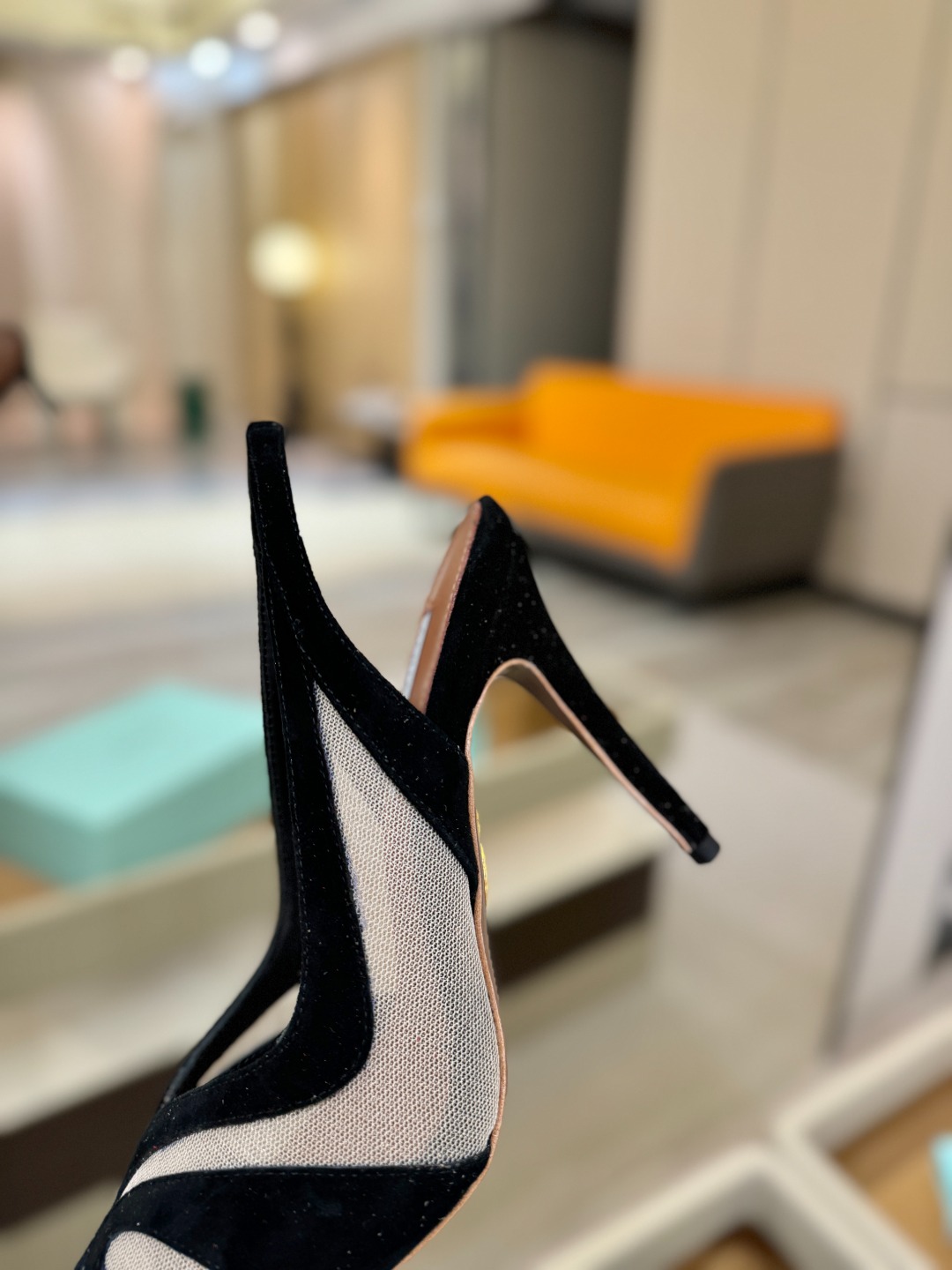 Aquazzura💫把步伐，走成一场即兴创作。当“规则”被解构，优雅便有了更自由的形状。这双💫高跟鞋生来