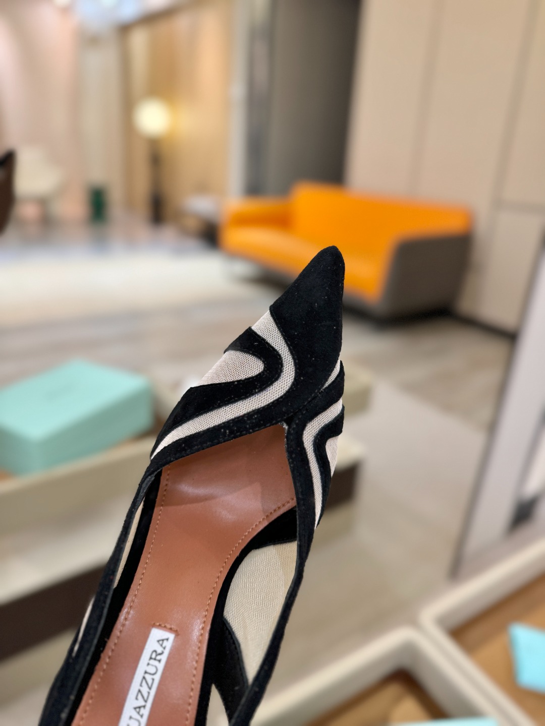 Aquazzura💫把步伐，走成一场即兴创作。当“规则”被解构，优雅便有了更自由的形状。这双💫高跟鞋生来