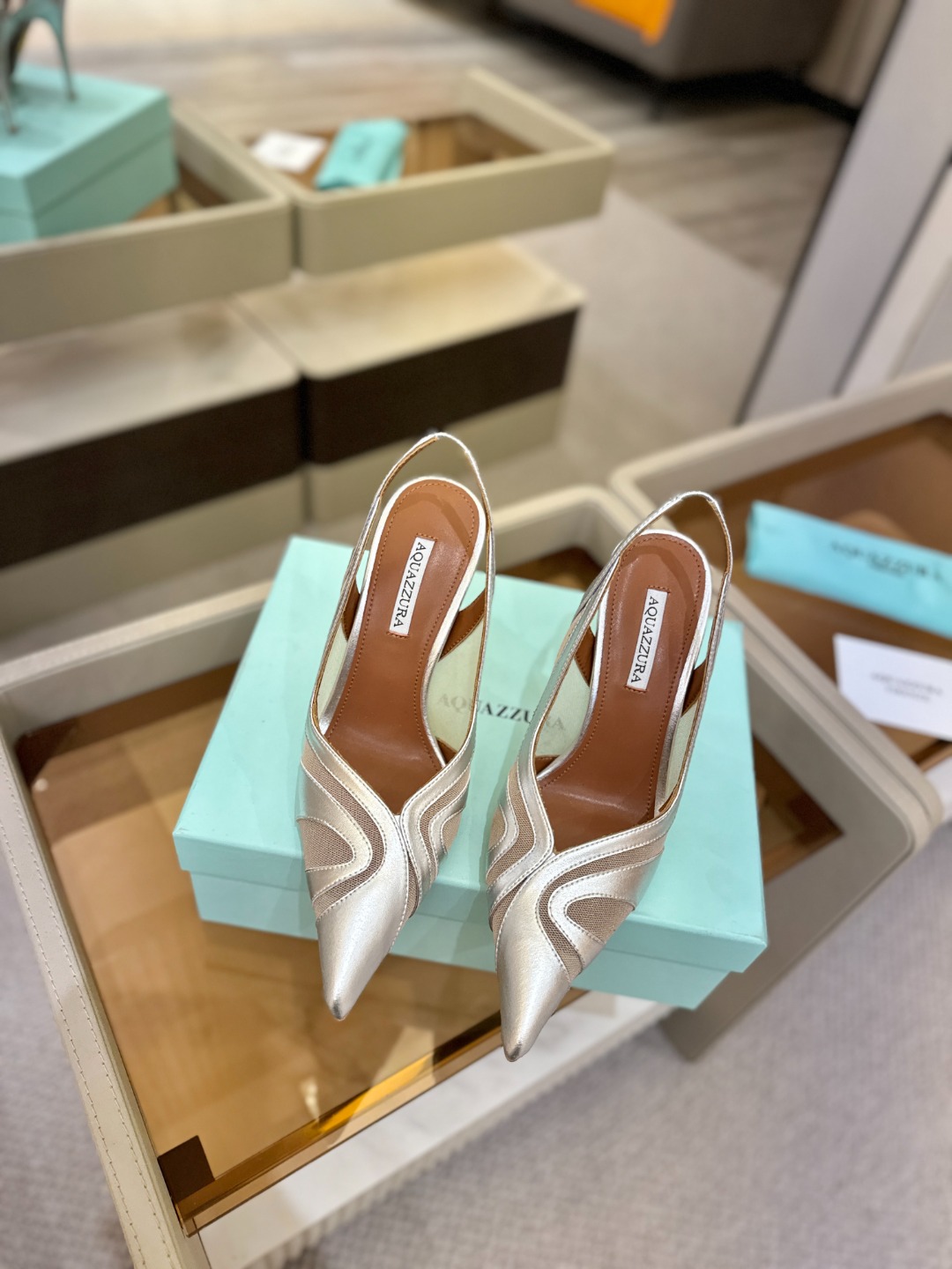 Aquazzura💫把步伐，走成一场即兴创作。当“规则”被解构，优雅便有了更自由的形状。这双💫高跟鞋生来