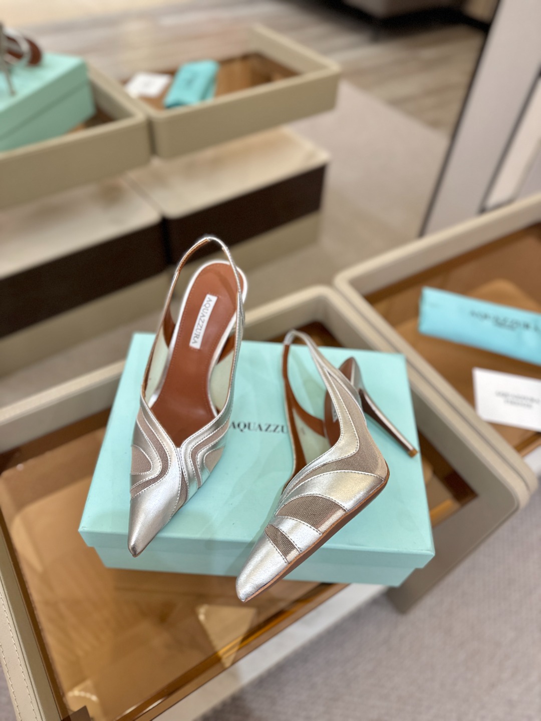 Aquazzura💫把步伐，走成一场即兴创作。当“规则”被解构，优雅便有了更自由的形状。这双💫高跟鞋生来