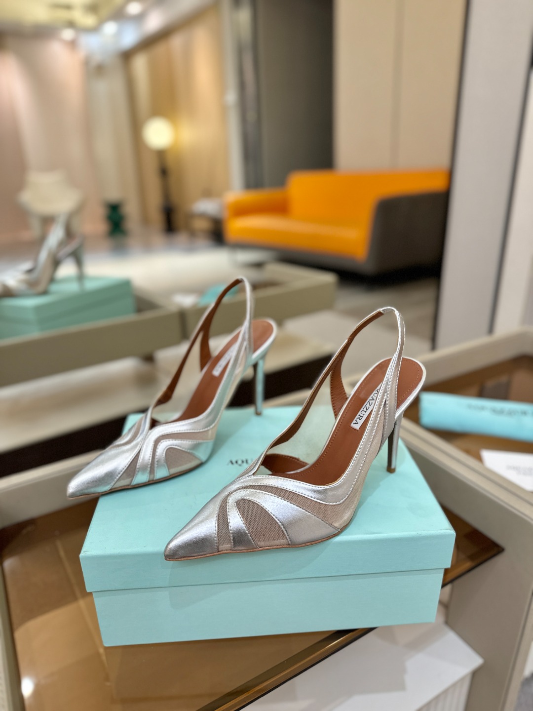 Aquazzura💫把步伐，走成一场即兴创作。当“规则”被解构，优雅便有了更自由的形状。这双💫高跟鞋生来