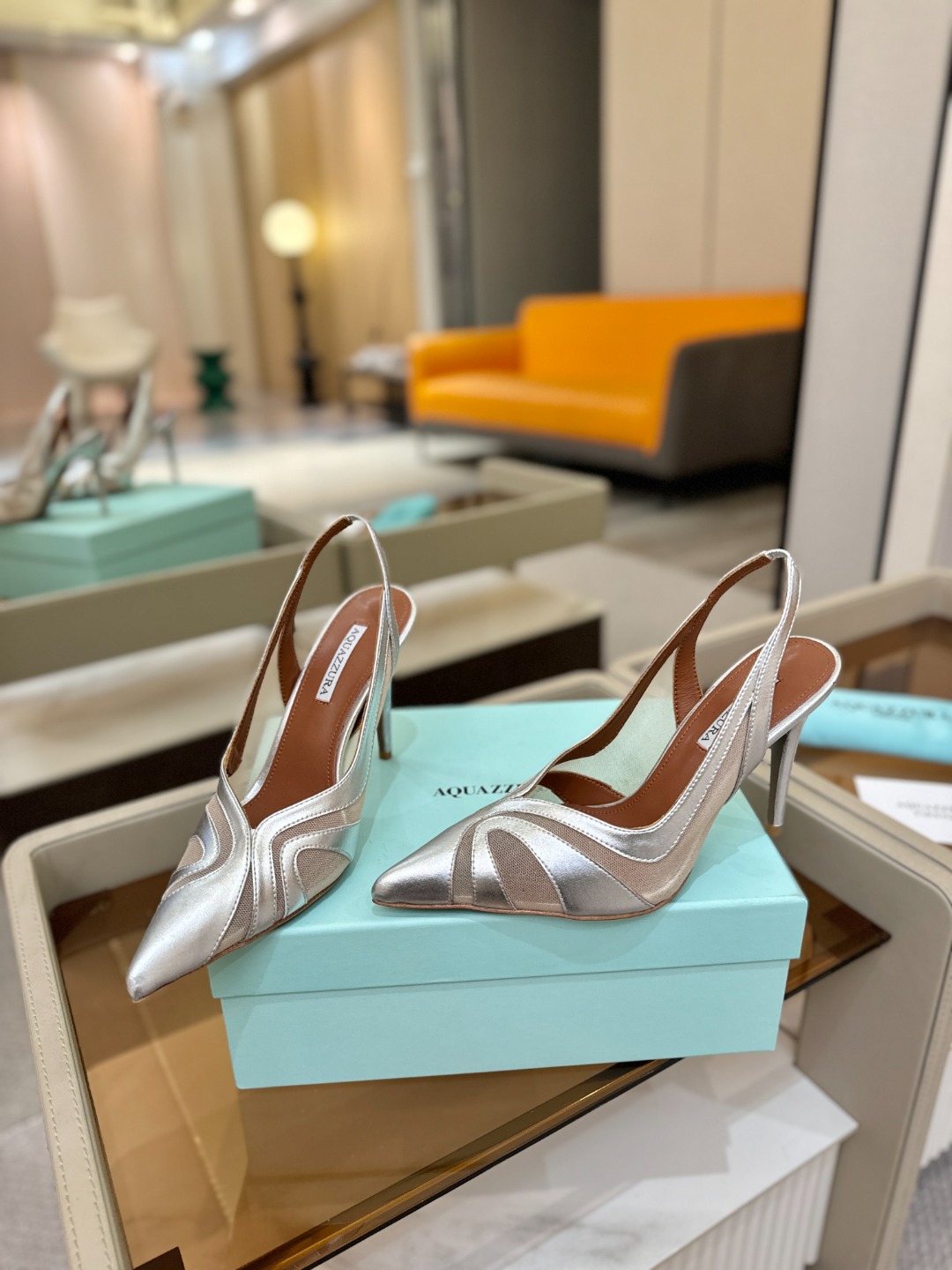 Aquazzura💫把步伐，走成一场即兴创作。当“规则”被解构，优雅便有了更自由的形状。这双💫高跟鞋生来