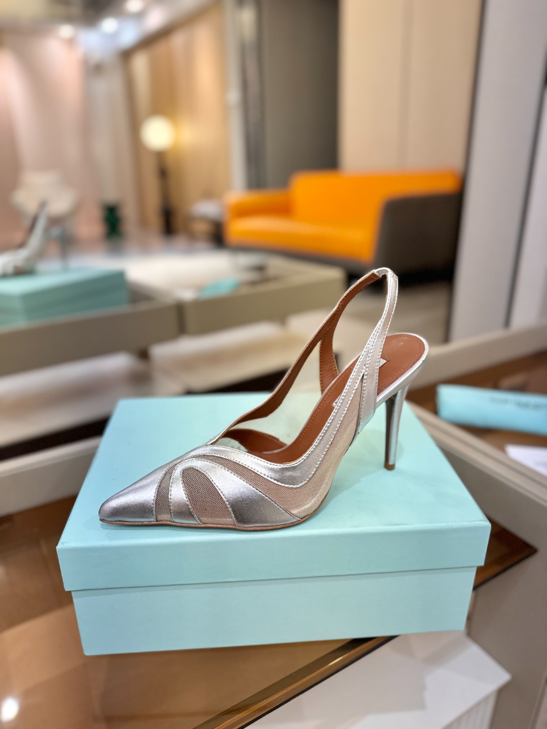 Aquazzura💫把步伐，走成一场即兴创作。当“规则”被解构，优雅便有了更自由的形状。这双💫高跟鞋生来