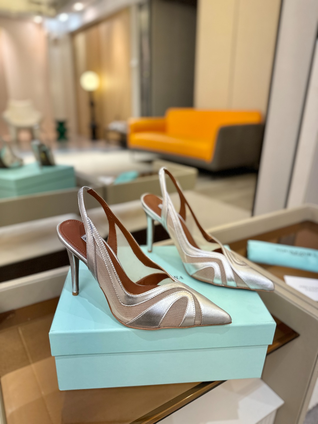 Aquazzura💫把步伐，走成一场即兴创作。当“规则”被解构，优雅便有了更自由的形状。这双💫高跟鞋生来