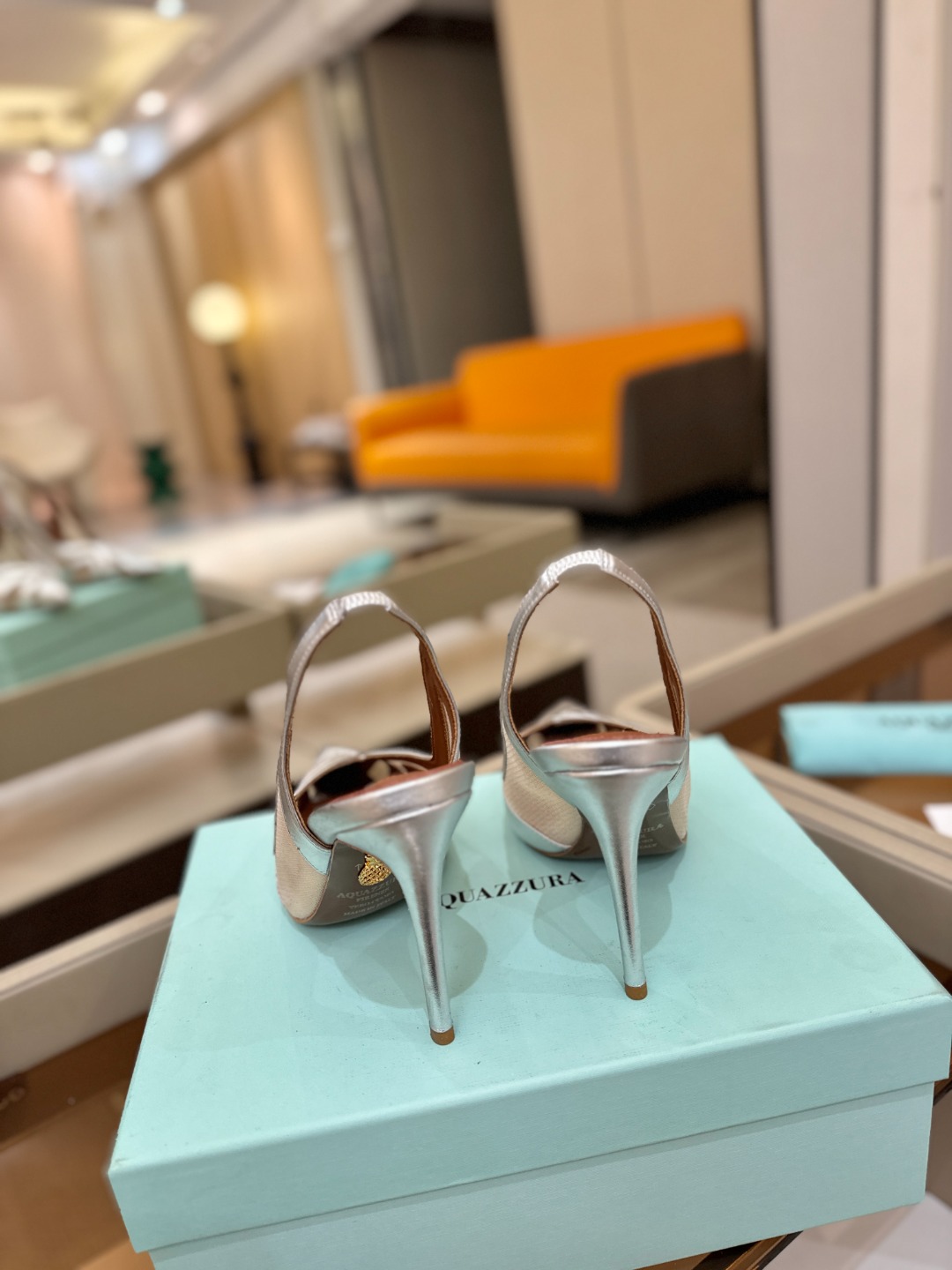 Aquazzura💫把步伐，走成一场即兴创作。当“规则”被解构，优雅便有了更自由的形状。这双💫高跟鞋生来