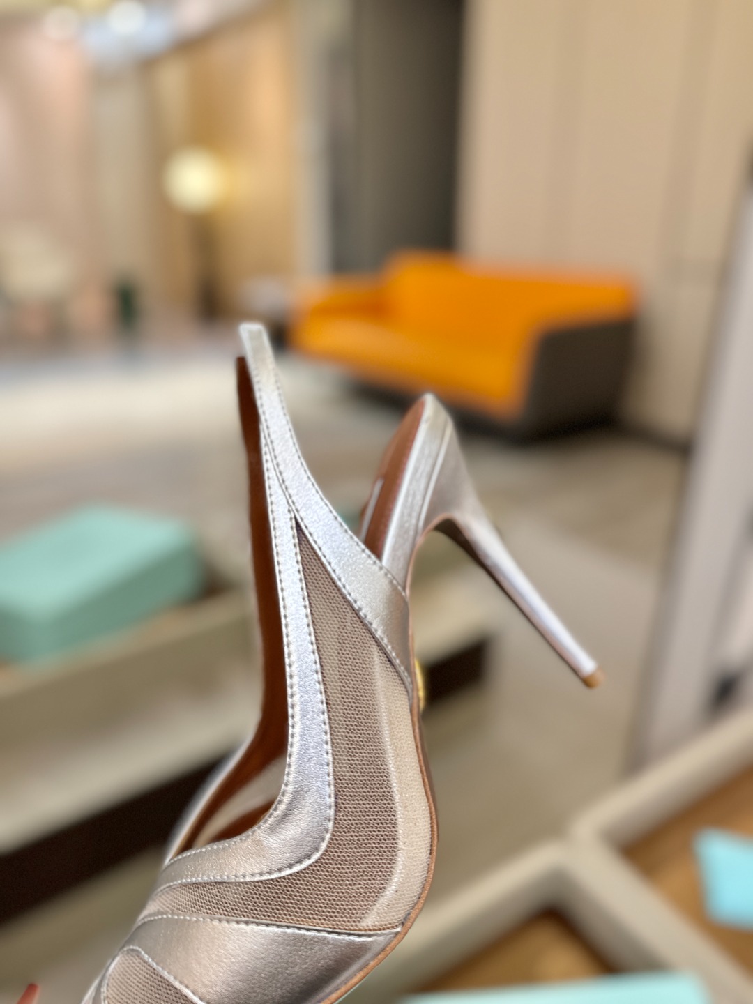 Aquazzura💫把步伐，走成一场即兴创作。当“规则”被解构，优雅便有了更自由的形状。这双💫高跟鞋生来