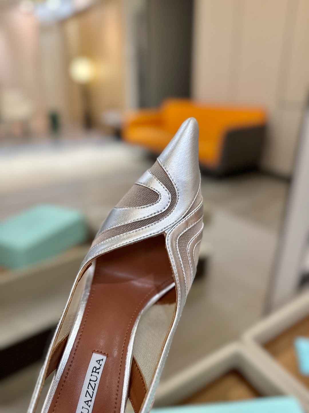 Aquazzura💫把步伐，走成一场即兴创作。当“规则”被解构，优雅便有了更自由的形状。这双💫高跟鞋生来