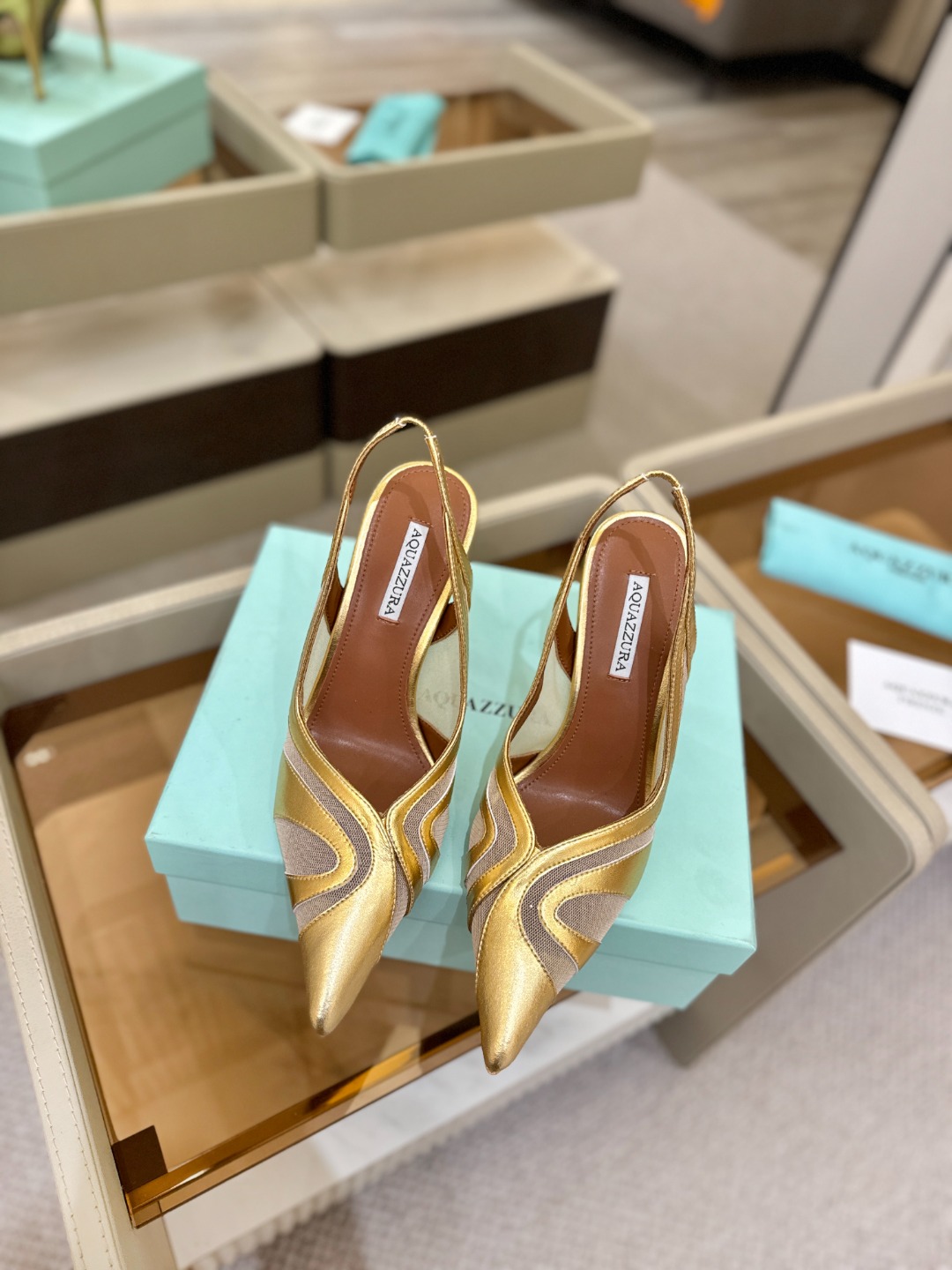 Aquazzura💫把步伐，走成一场即兴创作。当“规则”被解构，优雅便有了更自由的形状。这双💫高跟鞋生来