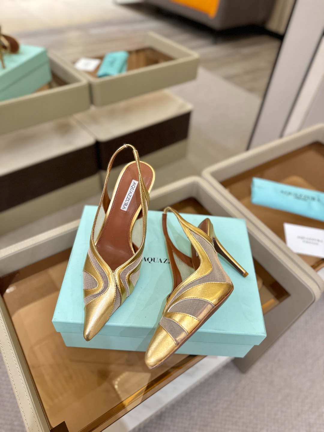 Aquazzura💫把步伐，走成一场即兴创作。当“规则”被解构，优雅便有了更自由的形状。这双💫高跟鞋生来