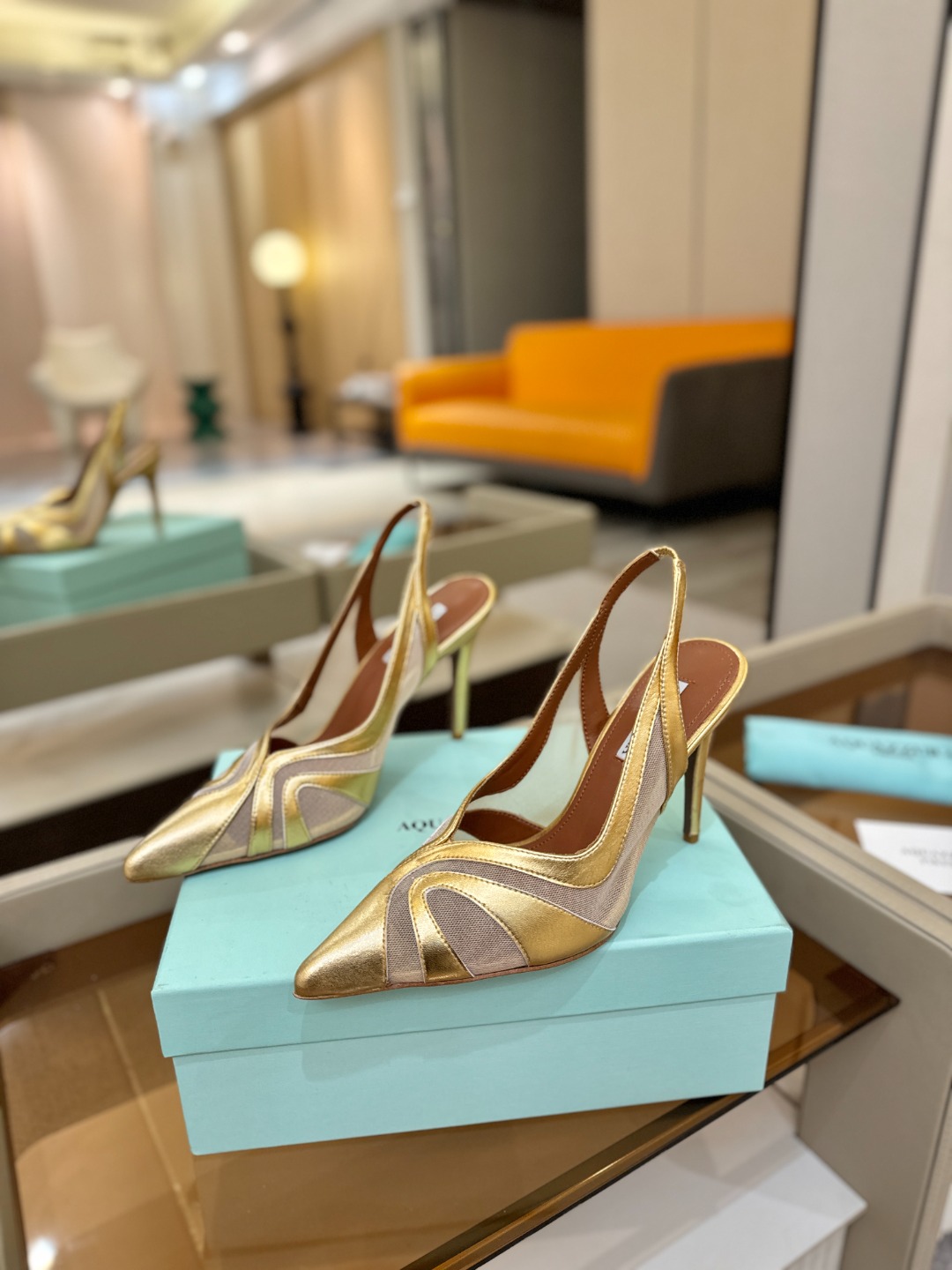 Aquazzura💫把步伐，走成一场即兴创作。当“规则”被解构，优雅便有了更自由的形状。这双💫高跟鞋生来