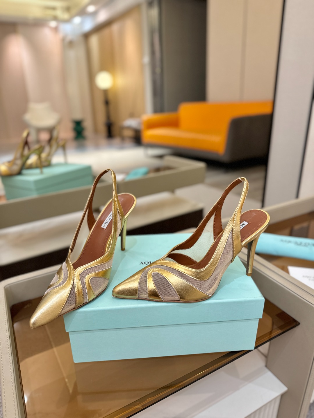 Aquazzura💫把步伐，走成一场即兴创作。当“规则”被解构，优雅便有了更自由的形状。这双💫高跟鞋生来