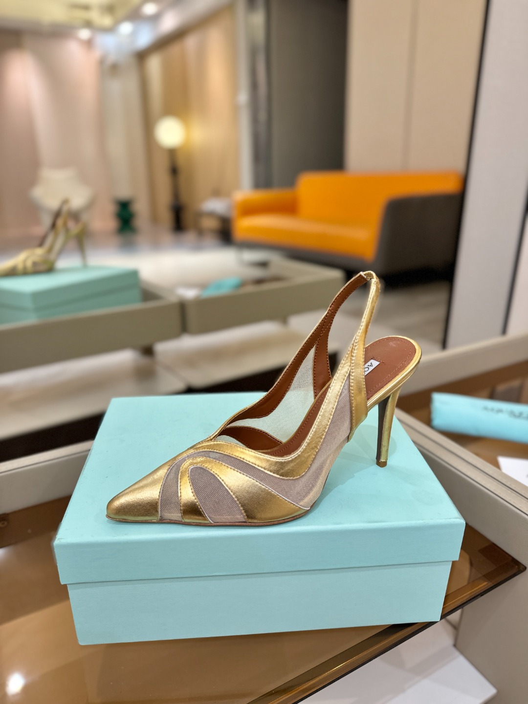 Aquazzura💫把步伐，走成一场即兴创作。当“规则”被解构，优雅便有了更自由的形状。这双💫高跟鞋生来