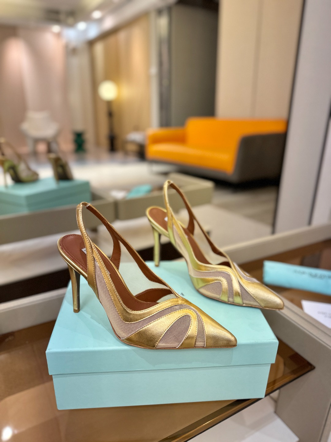 Aquazzura💫把步伐，走成一场即兴创作。当“规则”被解构，优雅便有了更自由的形状。这双💫高跟鞋生来
