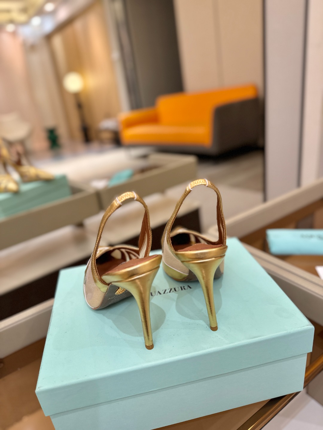 Aquazzura💫把步伐，走成一场即兴创作。当“规则”被解构，优雅便有了更自由的形状。这双💫高跟鞋生来
