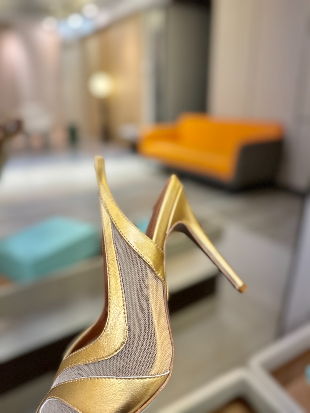 Aquazzura💫把步伐，走成一场即兴创作。当“规则”被解构，优雅便有了更自由的形状。这双💫高跟鞋生来