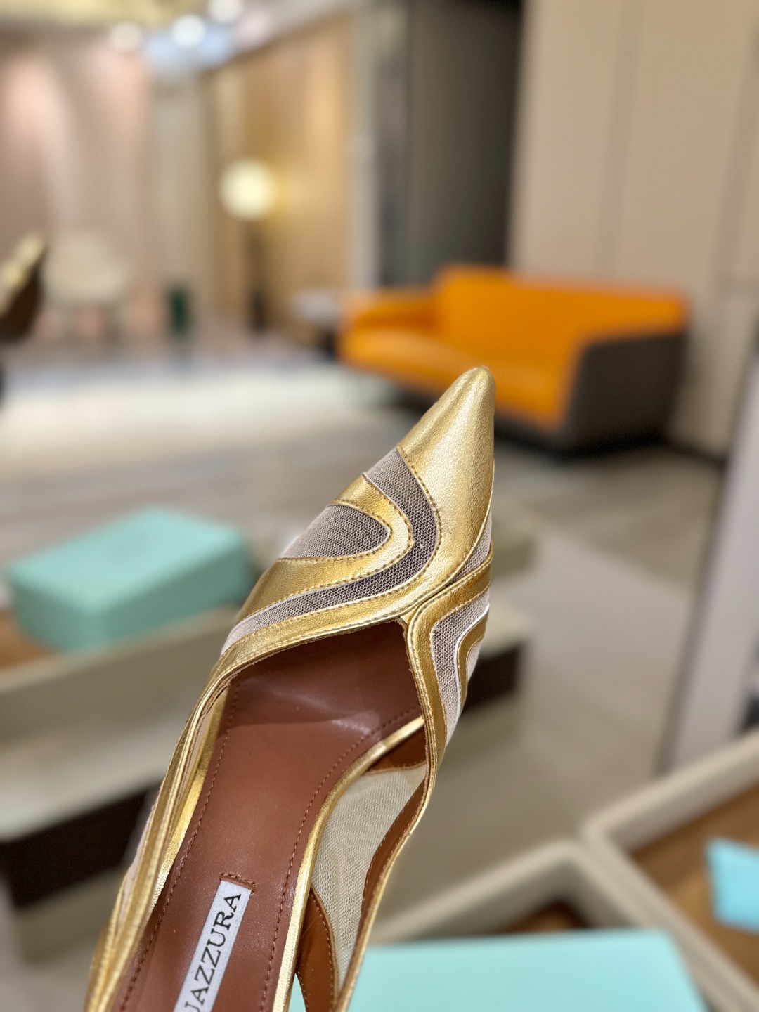 Aquazzura💫把步伐，走成一场即兴创作。当“规则”被解构，优雅便有了更自由的形状。这双💫高跟鞋生来