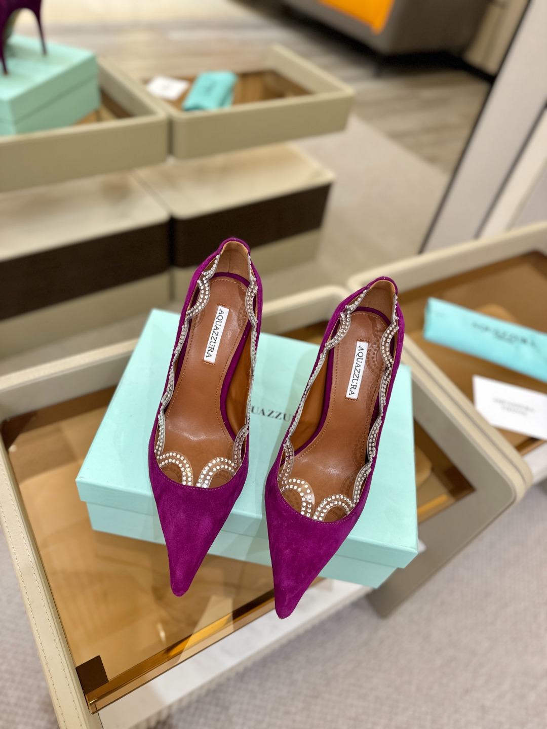 Aquazzura💫把步伐，走成一场即兴创作。当“规则”被解构，优雅便有了更自由的形状。这双💫高跟鞋生来