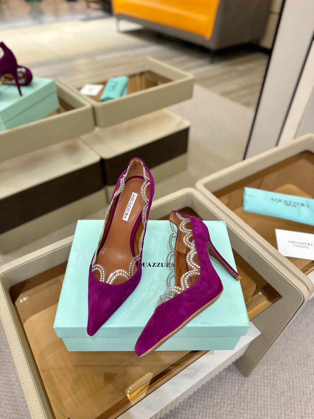 Aquazzura💫把步伐，走成一场即兴创作。当“规则”被解构，优雅便有了更自由的形状。这双💫高跟鞋生来
