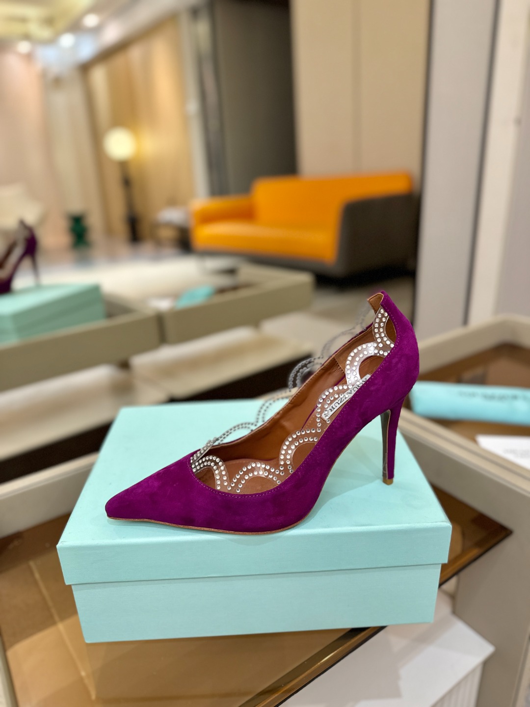 Aquazzura💫把步伐，走成一场即兴创作。当“规则”被解构，优雅便有了更自由的形状。这双💫高跟鞋生来
