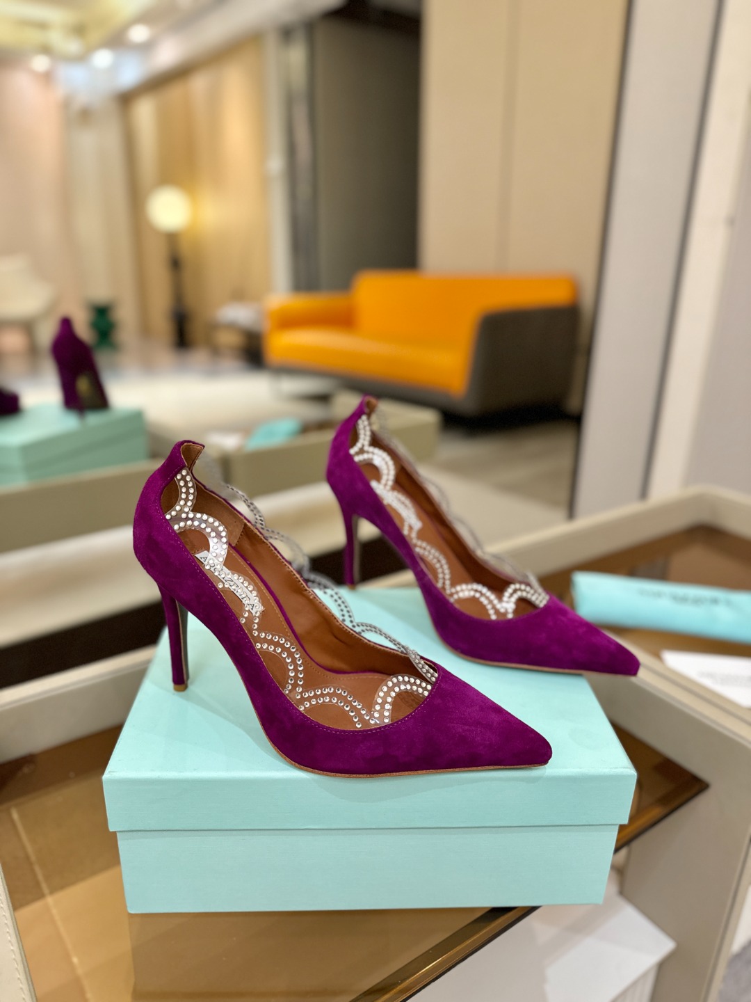 Aquazzura💫把步伐，走成一场即兴创作。当“规则”被解构，优雅便有了更自由的形状。这双💫高跟鞋生来