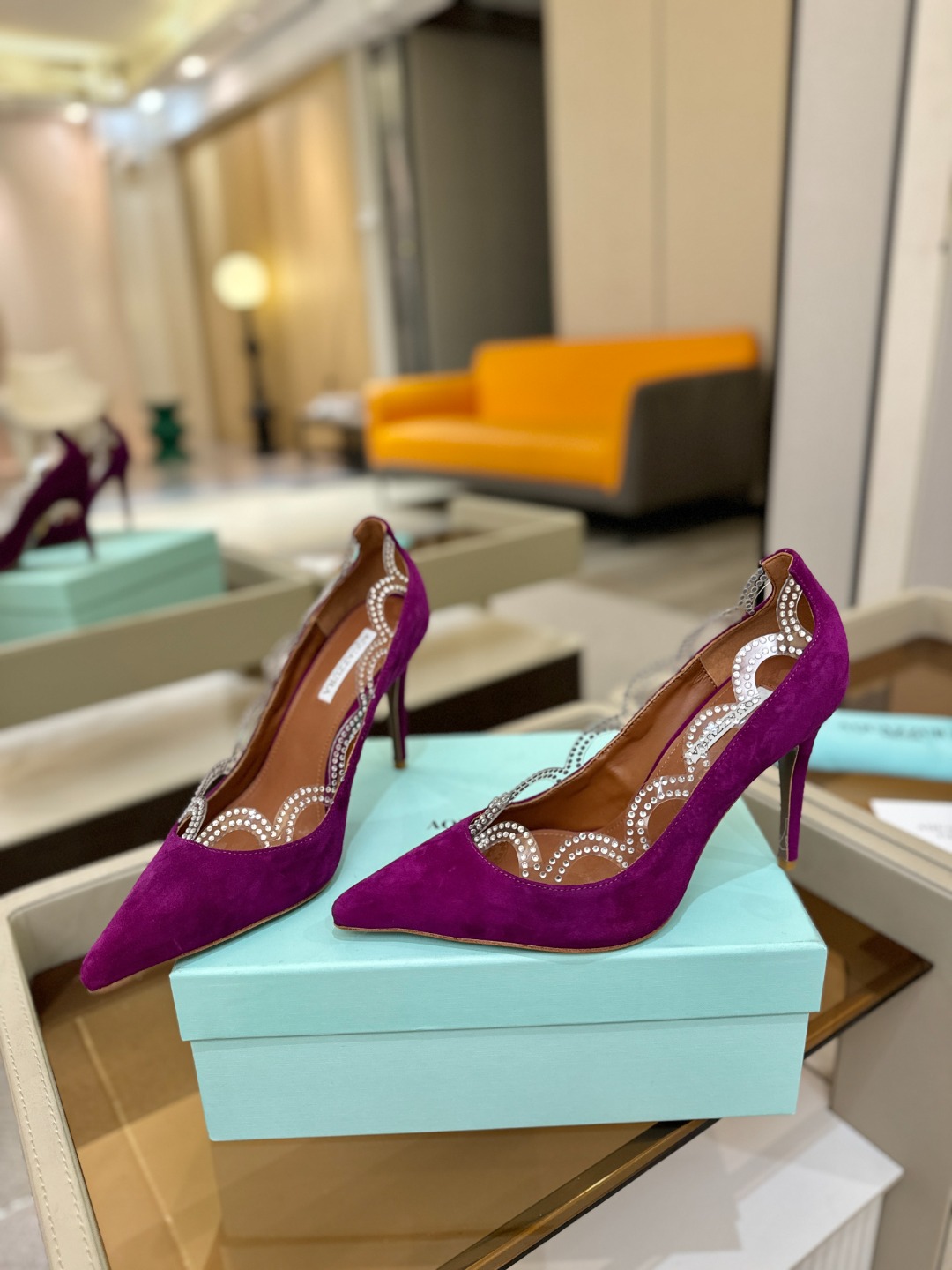 Aquazzura💫把步伐，走成一场即兴创作。当“规则”被解构，优雅便有了更自由的形状。这双💫高跟鞋生来