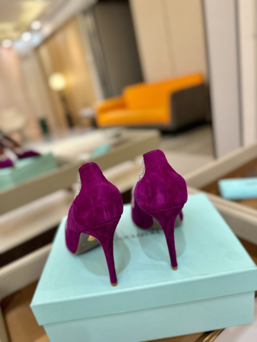 Aquazzura💫把步伐，走成一场即兴创作。当“规则”被解构，优雅便有了更自由的形状。这双💫高跟鞋生来