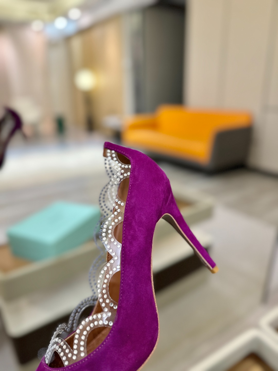 Aquazzura💫把步伐，走成一场即兴创作。当“规则”被解构，优雅便有了更自由的形状。这双💫高跟鞋生来