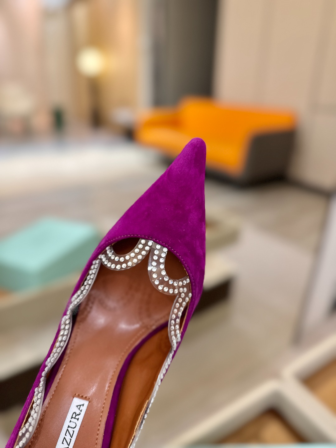 Aquazzura💫把步伐，走成一场即兴创作。当“规则”被解构，优雅便有了更自由的形状。这双💫高跟鞋生来