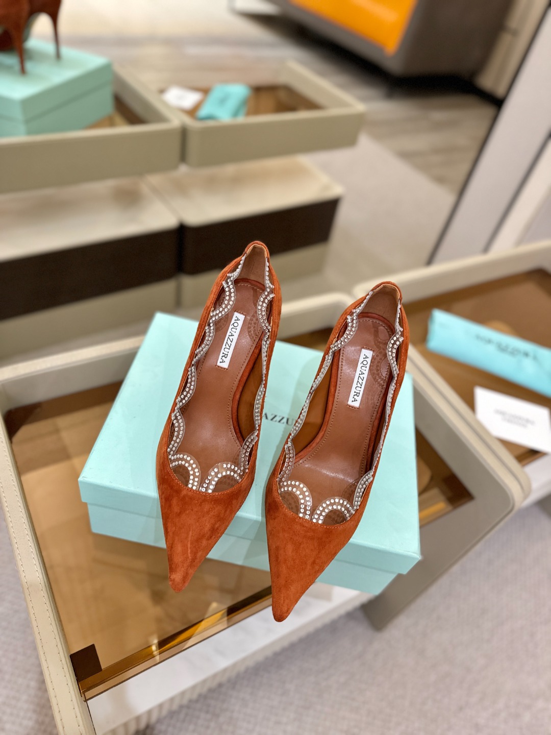 Aquazzura💫把步伐，走成一场即兴创作。当“规则”被解构，优雅便有了更自由的形状。这双💫高跟鞋生来