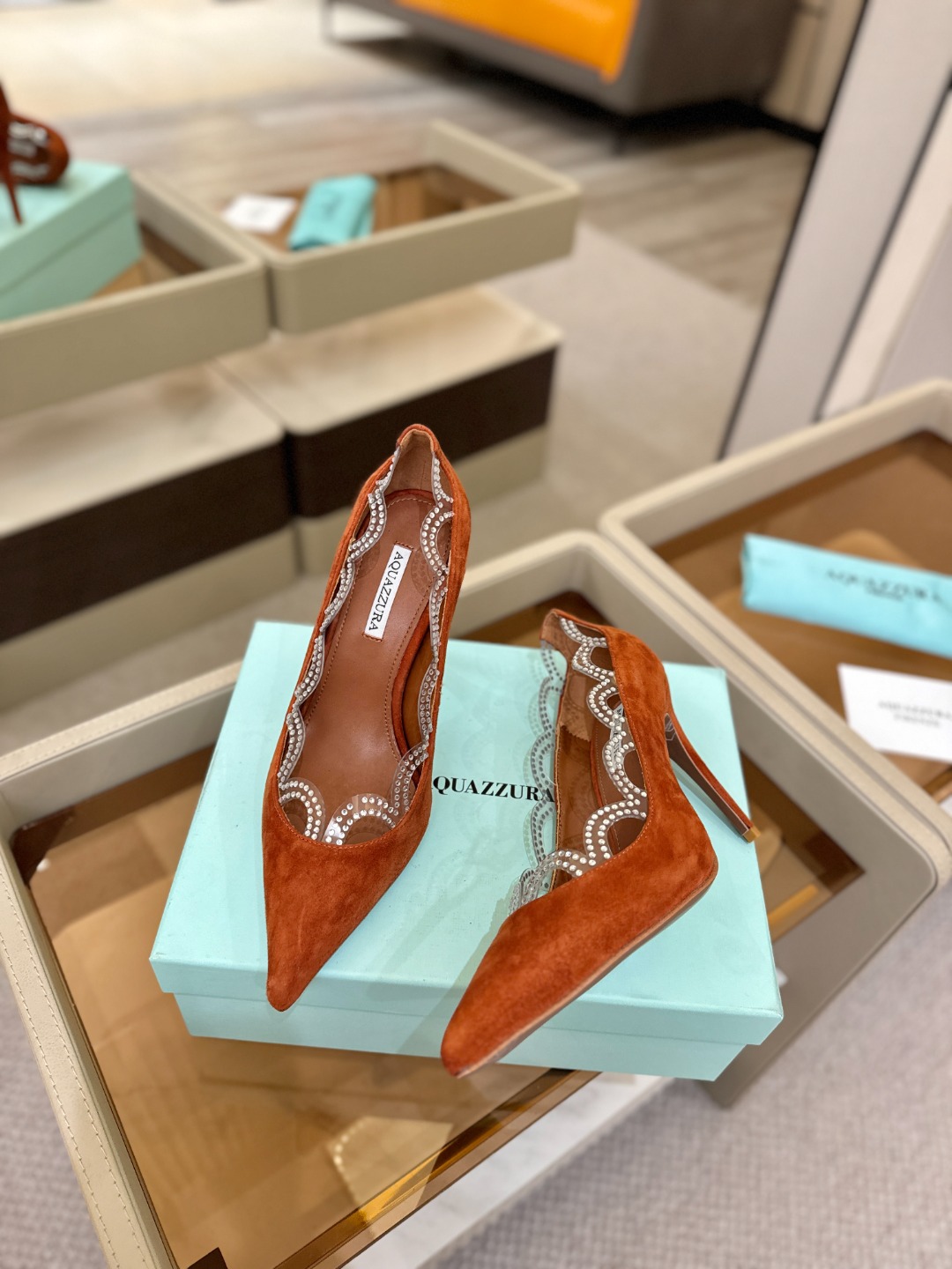 Aquazzura💫把步伐，走成一场即兴创作。当“规则”被解构，优雅便有了更自由的形状。这双💫高跟鞋生来