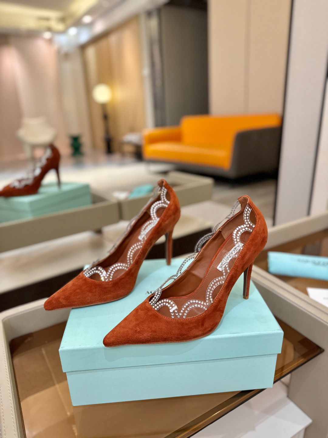 Aquazzura💫把步伐，走成一场即兴创作。当“规则”被解构，优雅便有了更自由的形状。这双💫高跟鞋生来