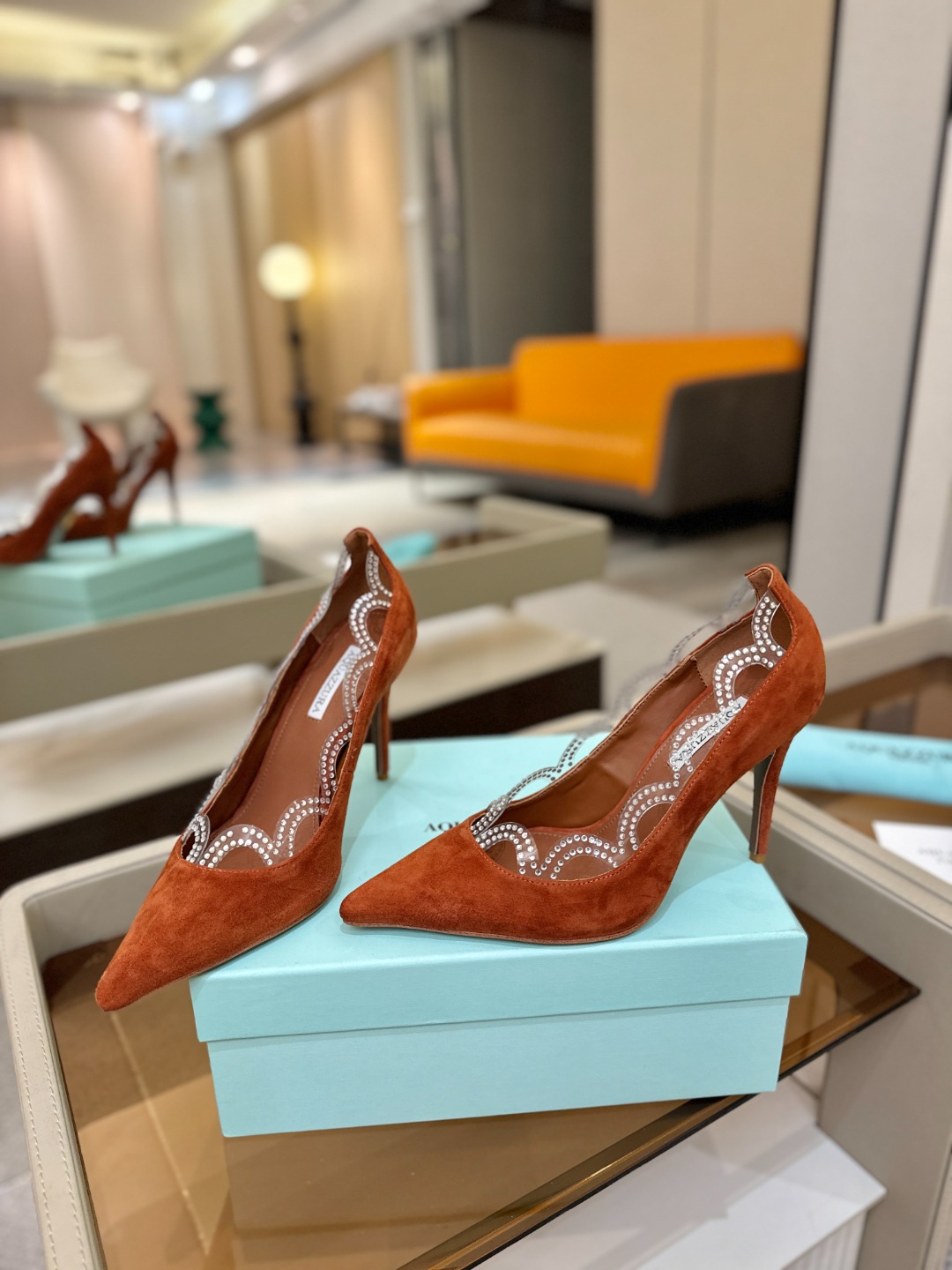 Aquazzura💫把步伐，走成一场即兴创作。当“规则”被解构，优雅便有了更自由的形状。这双💫高跟鞋生来