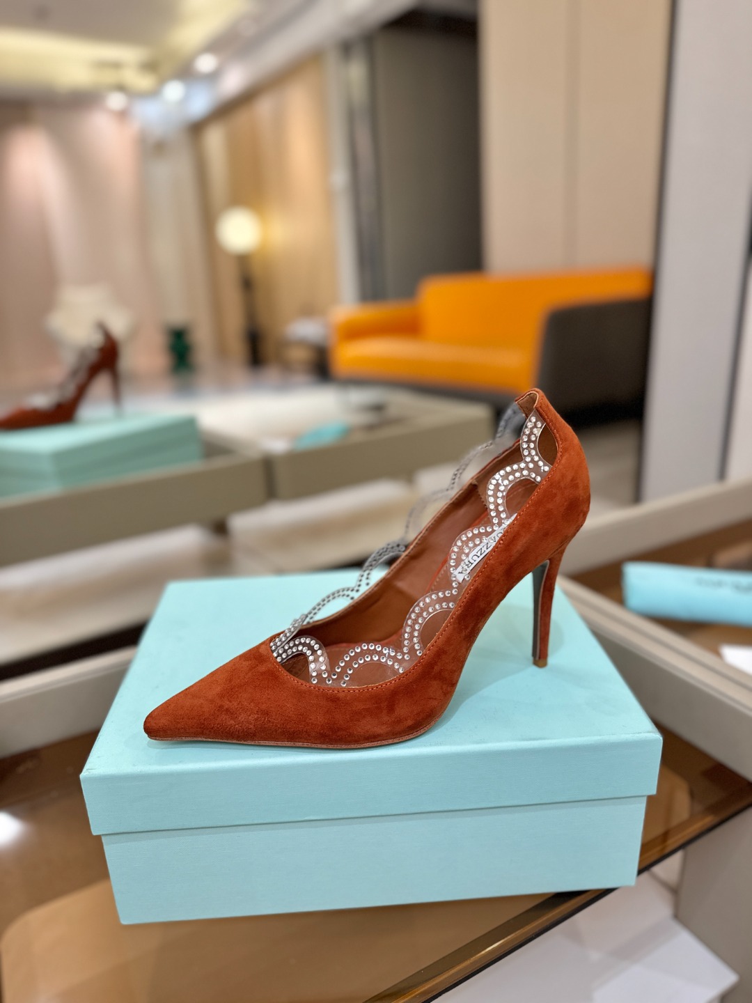 Aquazzura💫把步伐，走成一场即兴创作。当“规则”被解构，优雅便有了更自由的形状。这双💫高跟鞋生来