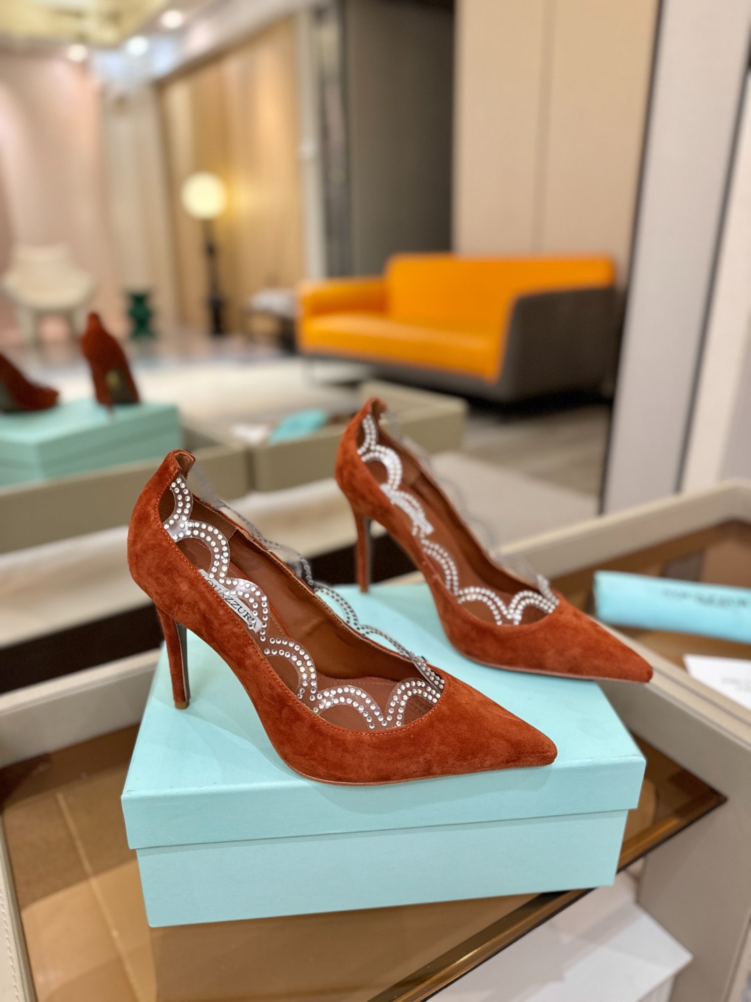 Aquazzura💫把步伐，走成一场即兴创作。当“规则”被解构，优雅便有了更自由的形状。这双💫高跟鞋生来
