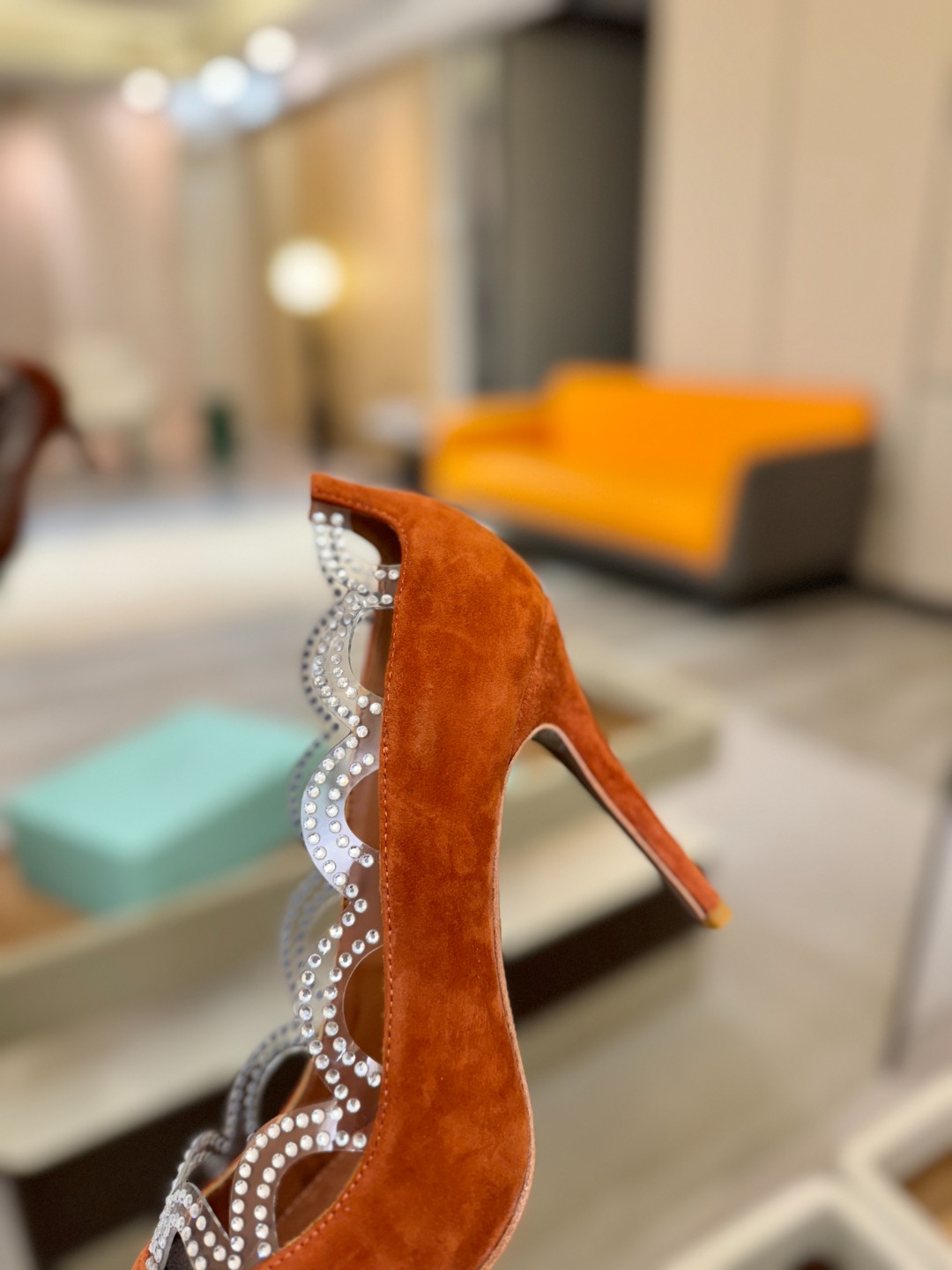 Aquazzura💫把步伐，走成一场即兴创作。当“规则”被解构，优雅便有了更自由的形状。这双💫高跟鞋生来