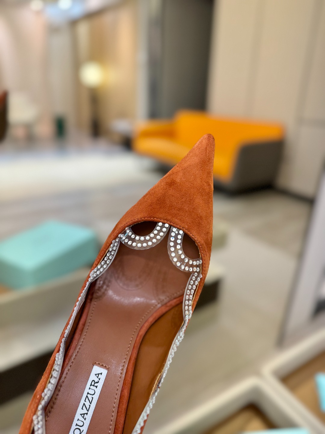 Aquazzura💫把步伐，走成一场即兴创作。当“规则”被解构，优雅便有了更自由的形状。这双💫高跟鞋生来