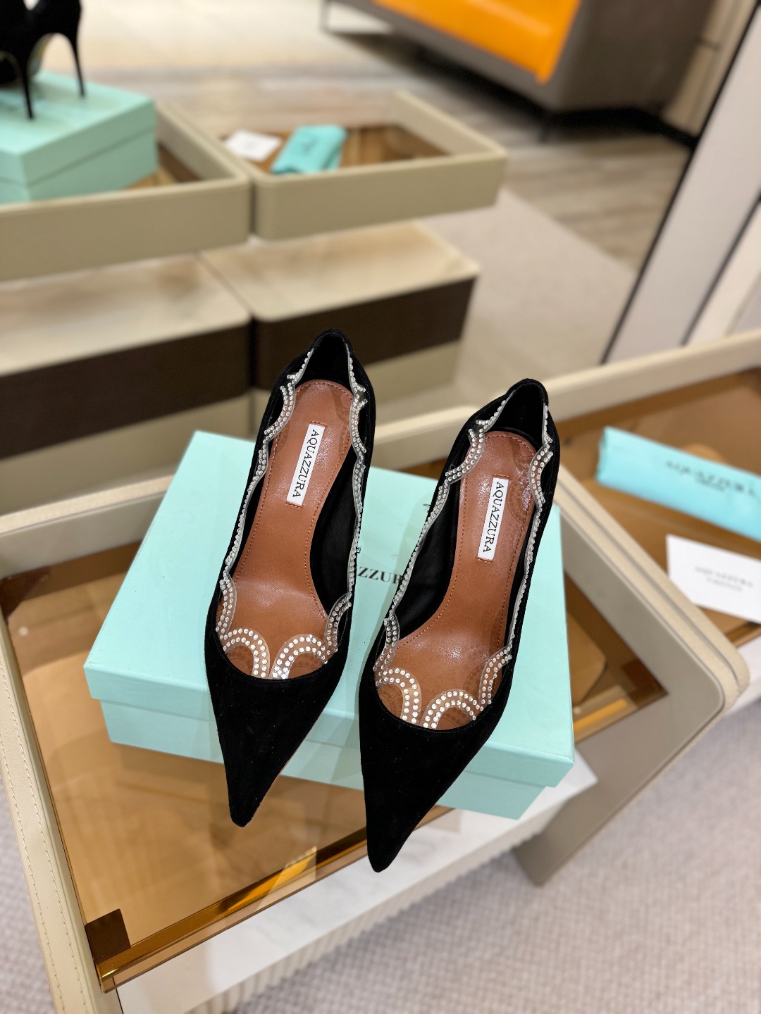 Aquazzura💫把步伐，走成一场即兴创作。当“规则”被解构，优雅便有了更自由的形状。这双💫高跟鞋生来