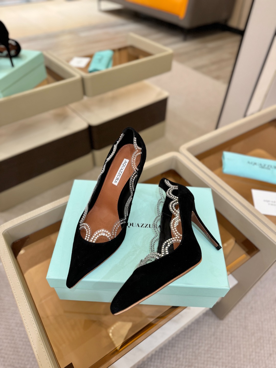 Aquazzura💫把步伐，走成一场即兴创作。当“规则”被解构，优雅便有了更自由的形状。这双💫高跟鞋生来