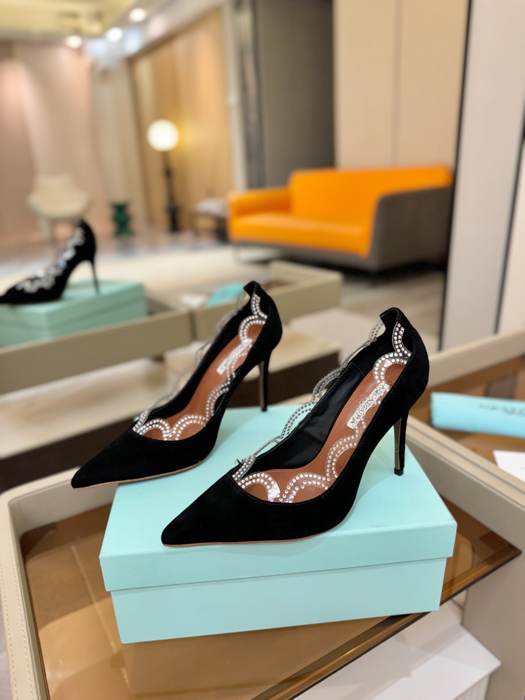 Aquazzura💫把步伐，走成一场即兴创作。当“规则”被解构，优雅便有了更自由的形状。这双💫高跟鞋生来